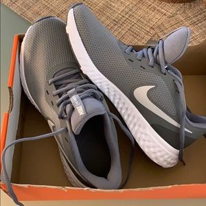 Women’s Nike Revolution 5